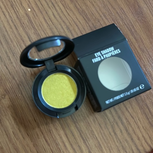 MAC Three Ring Yellow Shadow- training sample- new, limited - Picture 1 of 3